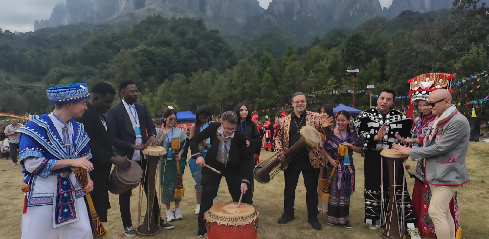 International friends experienced the traditional culture of the Yao people in Laibin, China's Guangxi